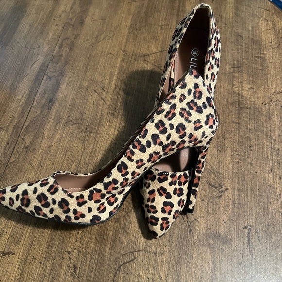 ๐ ๐Leopard High Heels ๐ ๐ - Picture 2 of 4